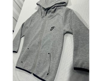 Nike Jungen Tech Fleece Full-Zip Hoodie Heather Grau Schwarz Logo Größe 120