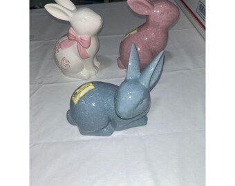 Set mit 3 Keramik Osterhasenfiguren Pastellrosa Blau Weiß Frühlingsdekor
