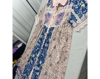 Robe chemise bohème midi en patchwork de dentelle florale rose bleu marine grande nouveauté