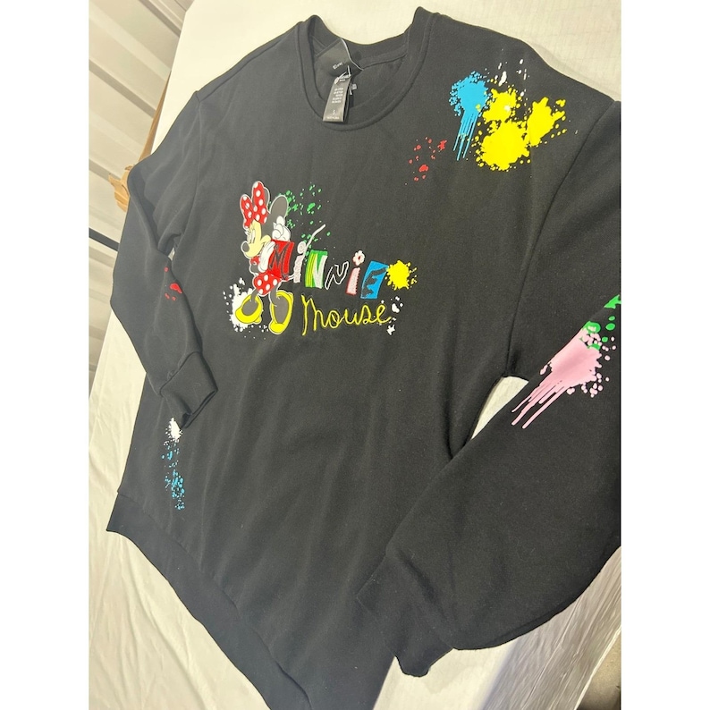 Moletom preto com estampa de respingos de tinta da Minnie Mouse da Disney, tamanho pequeno. imagem 2