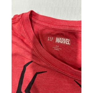 vintage Gap Marvel Spider-Man, logo graphique rouge chiné XS, pré-2007 image 5