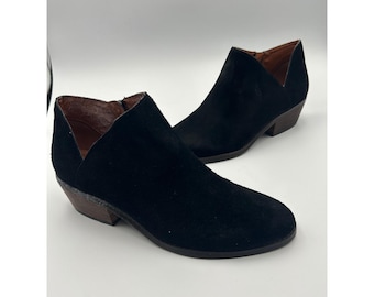 Botines Lucky Brand Basils de ante negro con escote en V y cremallera lateral, tacón de 8 M