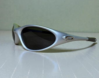 Oakley Minute Sonnenbrille Silber Rahmen Dunkle Linse Y2K Sport Wrap around Shades Techwear Streetwear
