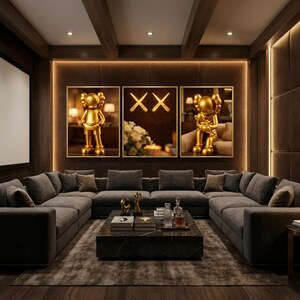 Pu&ograve; includere: Un trittico di arte murale incorniciata raffigurante figure dorate in stile cartone animato con occhi a forma di X e un pannello centrale che mostra due grandi simboli X dorati, sopra un grande divano angolare grigio scuro e un tavolino in marmo nero.