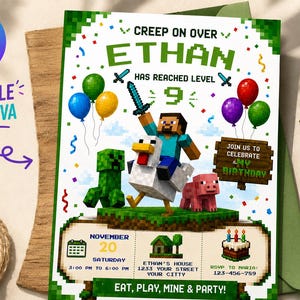 Könnte beinhalten: Eine rechteckige Geburtstagseinladungskarte mit pixeligen Grafiken eines Charakters auf einem Huhn, einem Creeper und einem Schwein. Der Text umfasst CREEP ON OVER ETHAN HAS REACHED LEVEL 9, JOIN US TO CELEBRATE MY BIRTHDAY und EAT, PLAY, MINE & PARTY.