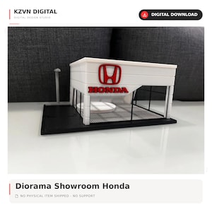Puede incluir: Un modelo de diorama de concesionario de coches Honda impreso en 3D en color blanco, con el logotipo y el texto de Honda en rojo en la fachada, una base negra, paredes transparentes y una pequeña plataforma de exposición circular blanca.