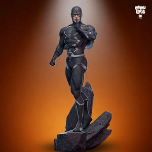 Puede incluir: Estatua de superh&eacute;roe negro con detalles plateados, de pie sobre una base rocosa. La figura est&aacute; en una pose din&aacute;mica, con un dedo en los labios, sugiriendo silencio. La estatua tiene un dise&ntilde;o detallado y est&aacute; sobre un fondo degradado naranja.
