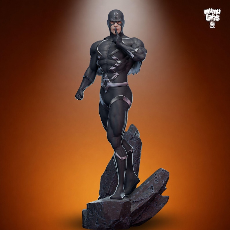 Puede incluir: Estatua de superh&eacute;roe negro con detalles plateados, de pie sobre una base rocosa. La figura est&aacute; en una pose din&aacute;mica, con un dedo en los labios, sugiriendo silencio. La estatua tiene un dise&ntilde;o detallado y est&aacute; sobre un fondo degradado naranja.