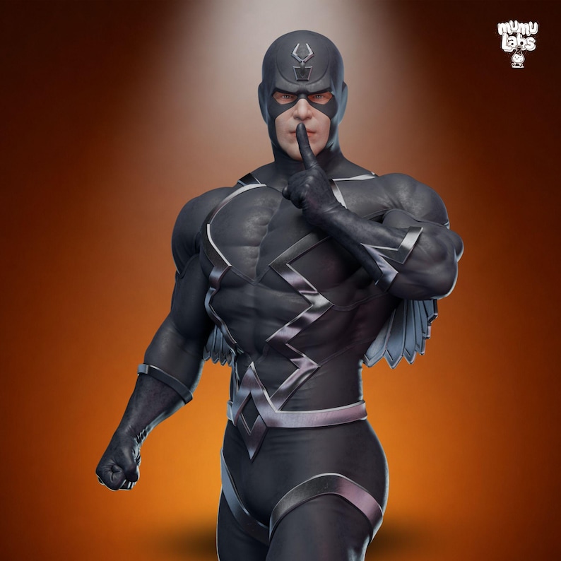 Puede incluir: Una figura de superh&eacute;roe musculoso con un traje negro con detalles plateados, una m&aacute;scara y un tocado. La figura hace un gesto de 'silencio' con un dedo en los labios. El fondo es un degradado de naranja y marr&oacute;n.