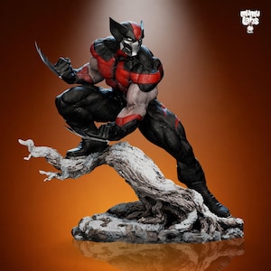 Peut inclure: Figurine détaillée d'un super-héros en pose dynamique, avec un costume noir et rouge et des griffes argentées. La figurine est perchée sur une branche d'arbre vieillie peinte en blanc, sur fond dégradé orange. Le personnage porte un masque.