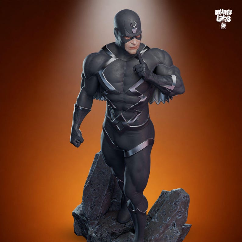 Puede incluir: Estatua detallada de un superh&eacute;roe con un traje negro con detalles plateados, de pie sobre una base rocosa. La figura tiene una m&aacute;scara y se lleva un dedo a los labios. El fondo es un degradado de naranja y marr&oacute;n.