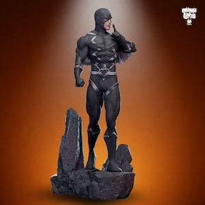 Puede incluir: Estatua detallada de un superh&eacute;roe con un traje negro y plateado, de pie sobre una base rocosa. La figura tiene una m&aacute;scara y gesticula con un dedo en los labios. El fondo es un degradado de naranja y marr&oacute;n.