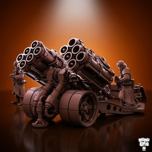 Op de afbeelding: Gedetailleerd bruin model van een multi-loop artilleriewapen met grote wielen. Twee figuren in militaire kleding staan bij het wapen. Het model heeft meerdere buizen en ingewikkelde mechanische details, tegen een bruine achtergrond.