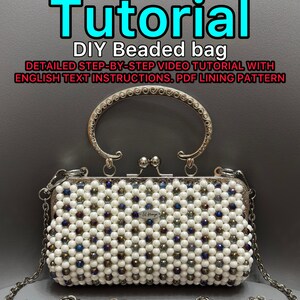 Puede incluir: Un bolso de cuentas con un patrón de rejilla de cuentas blancas y azul oscuro iridiscente, un marco de metal plateado con cierre de broche y un asa arqueada decorativa. El texto dice: Tutorial DIY Beaded bag DETAILED STEP-BY-STEP VIDEO TUTORIAL WITH ENGLISH TEXT INSTRUCTIONS. PDF LINING PATTERN.