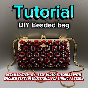 Puede incluir: Un bolso rectangular de cuentas con un patrón de cuentas rojas y negras, un marco de metal dorado y una correa de cadena dorada a juego. El texto dice: Tutorial DIY Beaded bag. DETAILED STEP-BY-STEP VIDEO TUTORIAL WITH ENGLISH TEXT INSTRUCTIONS. PDF LINING PATTERN.