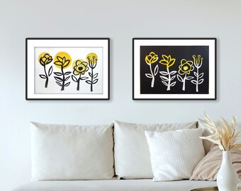 Puede incluir: Dos impresiones enmarcadas en blanco y negro de flores amarillas estilizadas sobre un fondo blanco y negro.
