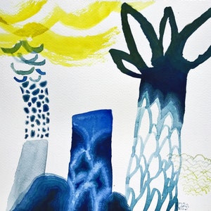 Op de afbeelding: Abstracte aquarelverf met drie blauwe en groene vormen. De vormen zijn gestileerd en lijken op bomen of planten. De achtergrond is wit.