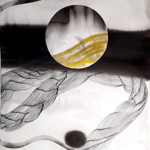 Puede incluir: Pintura abstracta con líneas de tinta negra y un círculo grande con un acento dorado. El fondo es blanco con salpicaduras de tinta negra.