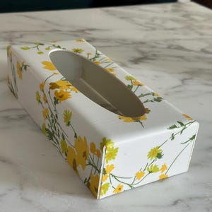 Vintage 1960s or 1970s Plastic Tissue Kleenex Box - White and Yellow Flowers - MCM - Flower Power - Cottage Core