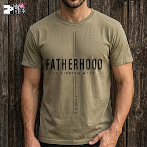 Puede incluir: Camiseta verde oliva con el texto negro "FATHERHOOD IS KINGDOM WORK", con líneas verticales y "PROVERBIOS 22:6" impreso debajo. La camiseta es de manga corta y tiene cuello redondo.