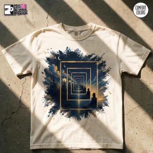 以下が含まれることがあります： クリーム色の半袖Tシャツ。入れ子状の長方形のフレームが描かれたシュールな風景のグラフィックプリントが特徴です。シルクハットをかぶった人物のシルエットが、星空の下の暗い海と城の尖塔を見下ろしている様子が描かれています。