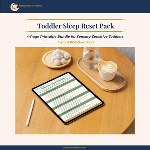 Puede incluir: Una tableta digital que muestra una hoja de trabajo sobre los desencadenantes del sueño, junto a un lápiz óptico blanco, un vaso de agua y una taza de café sobre una mesa de madera. El texto dice Toddler Sleep Reset Pack, 4-Page Printable Bundle for Sensory-Sensitive Toddlers.