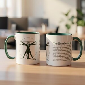 Op de afbeelding: Twee witte keramische mokken met groene handvatten en randen worden getoond op een houten oppervlak. Eén mok heeft een zwart-wit illustratie van een persoon in een pak, de andere heeft de tekst "The Exceluvian Man".