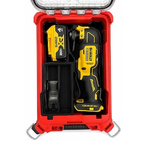 Peut inclure: Un plateau de rangement noir en plastique pour mallette rouge. Il comporte des compartiments moulés contenant une batterie jaune et noire DeWalt 20V XR, un outil multifonction oscillant et une lame en métal. Texte : NO TOOLS OR PACKOUT BOX INCLUDED.