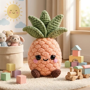 Op de afbeelding: Een gehaakt ananas knuffeltje met een licht perzikkleurig lichaam, een textuurrijk oppervlak en donkergroene bladeren aan de bovenkant. De ananas heeft zwarte plastic ogen, een kleine geborduurde glimlach en roze wangen. Het heeft twee kleine bruine voetjes.
