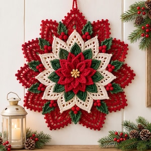 Puede incluir: Un tapiz de ganchillo con un diseño de flor de pascua en capas de color rojo, blanco y verde. El centro tiene una pequeña flor amarilla, rodeada de pétalos rojos y verdes, capas de encaje blanco y racimos de bayas rojas por toda la pieza.