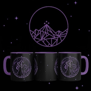 Pode incluir: Caneca de cerâmica preta com interior e alça roxos. A caneca apresenta um gráfico roxo de uma cordilheira dentro de um círculo, com estrelas. A caneca também tem um gráfico de duas figuras se abraçando, com o texto "To the stars who listen and the dreams that are answered."