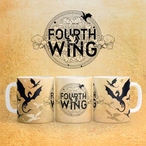 Pode incluir: Três canecas de cerâmica branca com tema de dragão. Cada caneca apresenta uma silhueta de dragão preto e as palavras "FOURTH WING" em um design circular. O fundo é de cor bege com uma estética vintage.