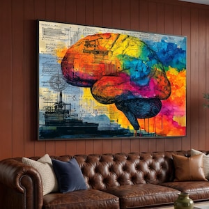 Puede incluir: Una impresión de arte mural rectangular que presenta una ilustración de un cerebro humano vibrante y multicolor superpuesta sobre un fondo de planos técnicos, ecuaciones matemáticas y un dibujo esquemático detallado de una estructura mecánica.