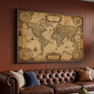 Peut inclure: Une impression murale rectangulaire représentant une carte du monde de style ancien intitulée Typus Orbis Terrarum. La carte affiche des continents et des océans aux tons sépia, ainsi que des éléments décoratifs comme des roses des vents.