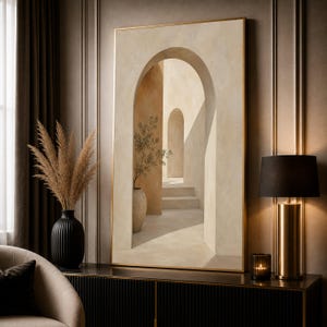 Op de afbeelding: Een rechthoekige wandkunstprint in een dunne gouden lijst met een architecturale scène in beigetinten, voorzien van een reeks boogvormige deuropeningen, stenen trappen en een potplant in een grote keramische vaas, weergegeven in zacht licht.