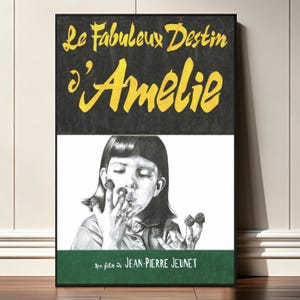 Puede incluir: Un póster rectangular enmarcado con el título Le Fabuleux Destin d'Amélie en letras amarillas sobre fondo negro. Debajo, una ilustración en blanco y negro muestra a una persona con frambuesas en los dedos. Jean-Pierre Jeunet aparece en blanco sobre una base verde.