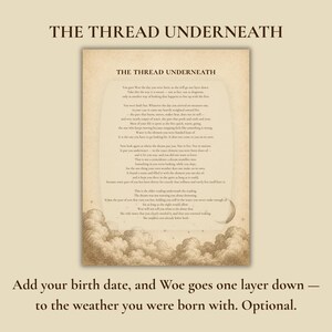 K&ouml;nnte beinhalten: Ein rechteckiger Druck mit dem Titel THE THREAD UNDERNEATH, der ein Gedicht in dunkelbrauner Schrift auf einem hellbeigen, pergamentartigen Hintergrund zeigt. Der untere Rand zeigt detaillierte Illustrationen von Wolken und einem Mond.