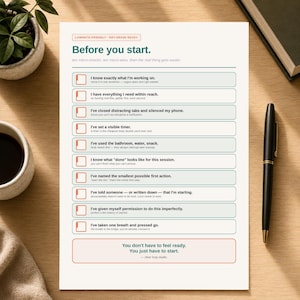Puede incluir: Una lista de verificación blanca titulada Before you start con diez filas numeradas, cada una con una casilla de verificación y una descripción de la tarea en texto verde azulado oscuro. La sección inferior presenta el texto You don't have to feel ready.