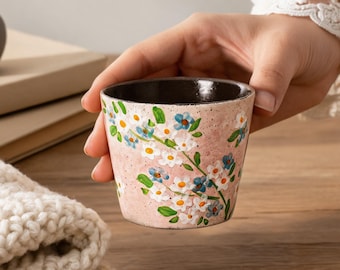 Taza de cerámica rosa con estampado floral, vaso sin asa con diseño de flores silvestres, taza de té con margaritas moteadas, vaso de café estilo cottagecore, taza de espresso de arte popular.