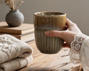Taza de café de cerámica con degradado marrón hecha a mano, taza rústica de latte con rayas verticales, taza de espresso artesanal, regalo vintage para el hogar y la oficina.