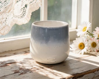 Taza de café de cerámica con degradado azul y blanco hecha a mano, taza de latte minimalista con relieve de pez, té artesanal