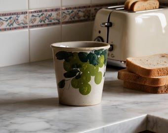 Taza de café de cerámica pintada a mano con diseño de uvas, taza de té con acuarela, taza de cerámica artesanal, regalo único para el hogar y la oficina.