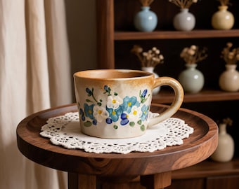Taza de cerámica hecha a mano con diseño de flores, taza con margaritas azules y blancas, taza de café rústica de cerámica, linda taza de té pintada a mano, regalo para el hogar en primavera