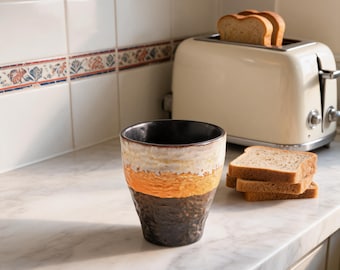 Taza de café de cerámica tricolor hecha a mano, taza rústica marrón, naranja y blanca para latte, taza de espresso artesanal, regalo vintage para el hogar y la oficina.