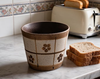 Taza de café de cerámica marrón con estampado floral y cuadrícula pintada a mano, taza de té rústica vintage, taza de cerámica artesanal, regalo único para el hogar y la oficina.