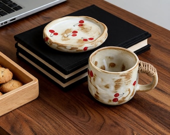 Taza de café de cerámica con forma de cereza, hecha a mano, con platillo, taza de té rústica vintage, cerámica estilo cottagecore, regalo artesanal único para amantes del café.