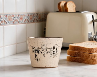 Taza de café de cerámica con un adorable gato pintado a mano, taza rústica moteada para latte, taza artesanal y original para té y espresso, regalo para amantes de los gatos.