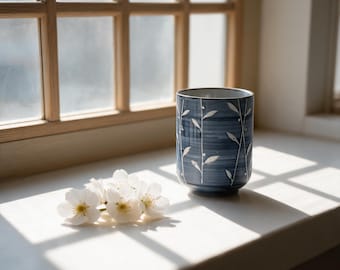 Tazas de té de cerámica pintadas a mano con motivos florales azules, taza de café con leche estilo japonés, taza de café vintage estilo cottagecore, juego de regalo artesanal para el hogar y la oficina.