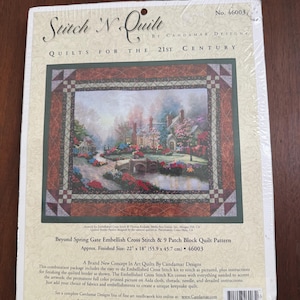 Puede incluir: Un kit Stitch 'N Quilt de Candamar Designs, n.º 46003, con el patrón Beyond Spring Gate Embellished Cross Stitch & 9 Patch Block Quilt. El paquete muestra una ilustración de paisaje, texto y un tamaño final de 55,9 x 45,7 cm.