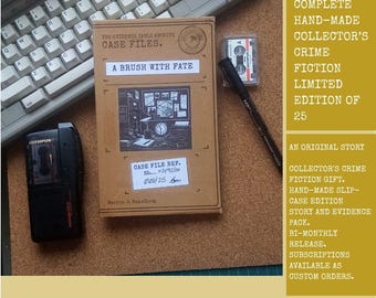 Scatola misteriosa "Un incontro con il destino" / Kit di indizi per una storia investigativa fatta a mano (edizione limitata)